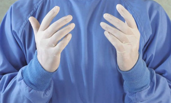 Перед процедурой важно надеть стерильные перчатки